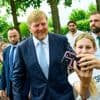 Koning Willem-Alexander doet ‘maar gewoon’: “Hij laat steeds meer van zichzelf zien, maar toch is hij niet een van ons”