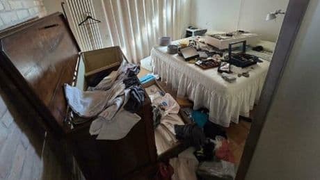 I proprietari vanno al mare e i ladri svuotano casa: rubati 60mila euro. «Hanno sfondato anche il pavimento»