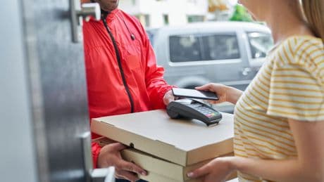Trinkgeld-Regeln: So viel gibt man Lieferdiensten in Deutschland