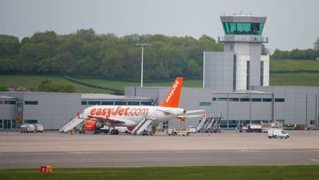 Um Geld zu sparen - Frau zieht am Flughafen all ihre Hosen an