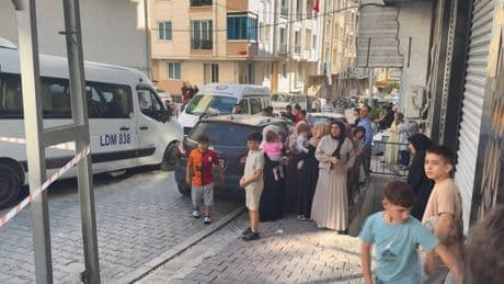 Esenyurt'ta servis minibüsünün çarptığı anne yaralandı, bebeği hayatını kaybetti