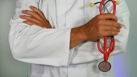 Señalamiento separatista contra un oftalmólogo argentino por atender a sus pacientes en español