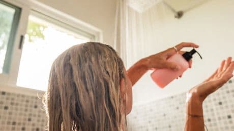 Una dermatóloga advierte del error que cometes al salir de la ducha si te saltas este paso