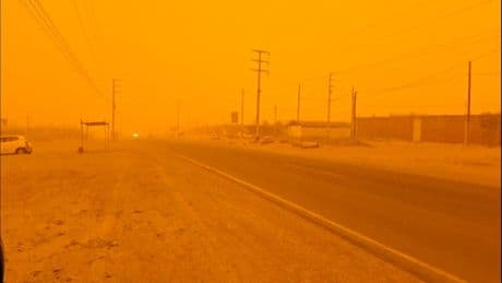 Una tormenta de arena cubre de naranja el cielo de Perú
