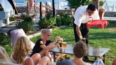 Turismo in Liguria, 12mila richieste di lavoro. Ma un’impresa su due non trova personale