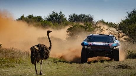 Carlos Sainz, a redimirse del Dakar en el Safari Rally mientras deshoja la margarita de la FIA