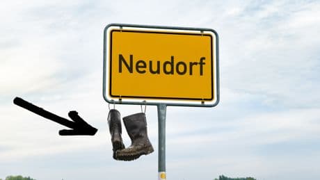 Gummistiefel hängen an Schildern: Diese Bedeutung verbirgt sich dahinter