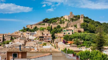 El precioso pueblo de Mallorca con un castillo medieval y calas de aguas turquesas