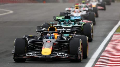 Lando Norris blijft Oscar Piastri voor en wint in Hongarije, Max Verstappen finisht slechts als negende