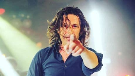 Sergio Pérez, el albañil que dejó el andamio y llena chiringuitos de toda España con su música: "He cumplido mi sueño"