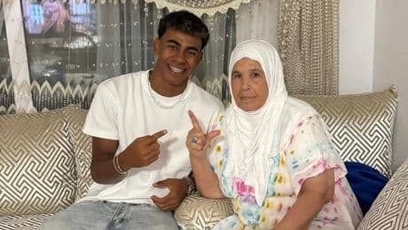 La histórica renovación de Lamine no tuvo foto: pidió que estuviera su abuela Fátima