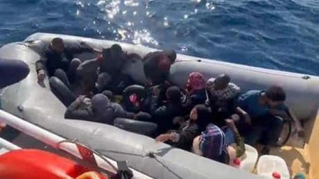 İzmir'de düzensiz göçmenler yakalandı! 17'si çocuk 41 kişi karaya çıkarıldı