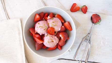 Erdbeerbowl mit Nice Ice: So bereiten Sie den leckeren Nachtisch zu