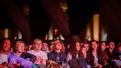 Au Frat, la quête spirituelle de la génération TikTok