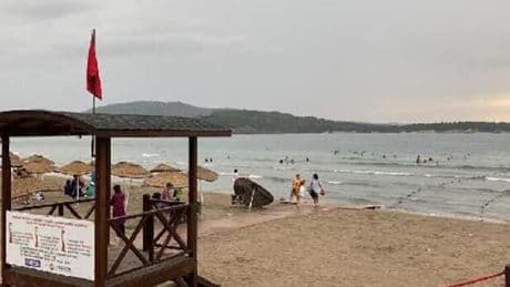 Kocaeli'nin Kandıra ilçesinde yarın tüm plajlarda denize girmek yasaklandı