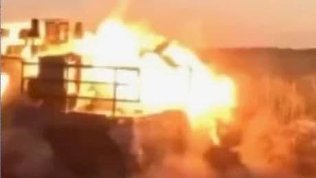 Ukrainer können nur zusehen - Russische Drohne zerstört Geländewagen