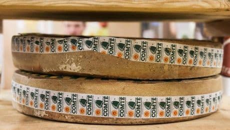 Peut-on (encore) manger du comté ? Une polémique résolument française
