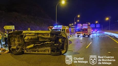 Tres heridos en un brutal accidente de tráfico en la salida de El Limonar, en la A-7 a su paso por Málaga