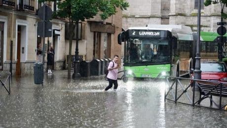 Una tromba de agua colapsa Valladolid: hay turismos atrapados e inundaciones en comercios y garajes
