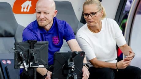 Waarom tactisch brein Arjan Veurink zo waardevol is voor succescoach Sarina Wiegman