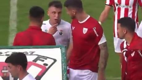 El roce de Iñigo Vicente con Sancet al descanso