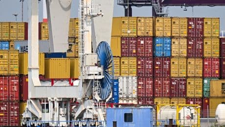 Droits de douane : l’UE joue les équilibristes entre menaces et négociations avec Washington