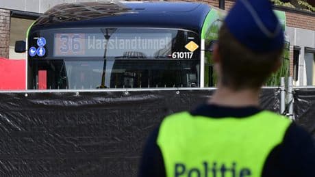 Oudere man overleden en twee gewonden bij mesaanval in bus Antwerpen, keel van slachtoffer doorgesneden