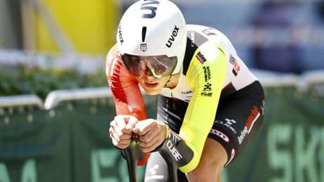 Niet voor tere zieltjes: Tour-renner Louis Barré finisht zevende etappe met ’gevilde’ bil