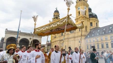 Brauchtum und Religion: Die alte Pracht - katholische Kirche feiert Fronleichnam