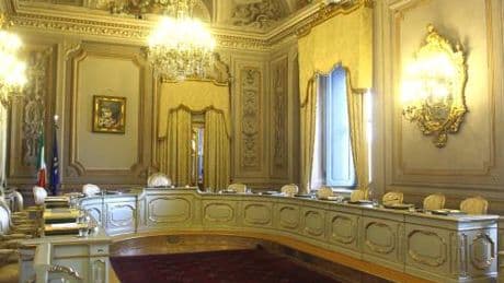 Sentenze creative che innescano un cortocircuito su gay e famiglia