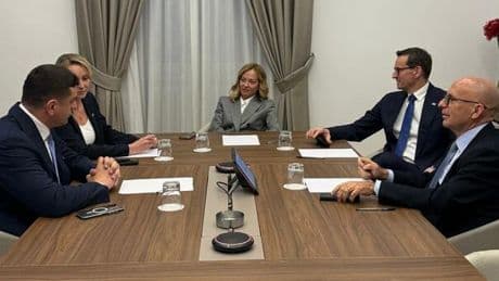 Meloni, vertice con il rumeno Simion: «Cambiamo insieme la Ue». L'incontro nella sede di Fdi a Roma
