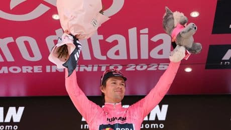 Primoz Roglic se viste de rosa en la victoria de Tarling en la primera contrarreloj del Giro de Italia