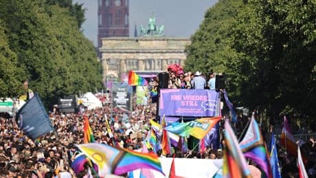 Christopher Street Day: CSD in Berlin mit Anspielungen auf Merz - Festnahmen vor Gegendemo