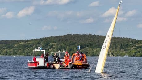 Unglück in Berlin - Mit vier Mann an Bord! Segelboot versank in Havel