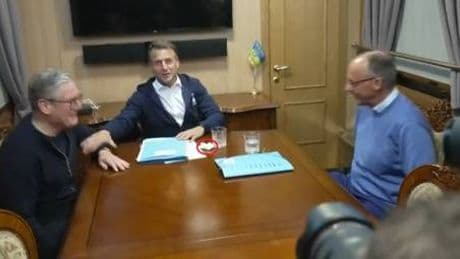 "Macron con la cocaina sul treno per Kiev". Ma è solo una bufala