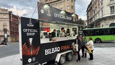 La Europa League comienza a vender sus productos oficiales en Abando: de camisetas por 70 euros a llaveros por 15