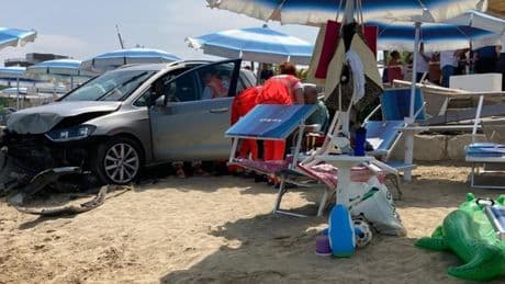 Alba Adriatica, auto piomba in spiaggia: quattro feriti. Alla guida un anziano di 83 anni