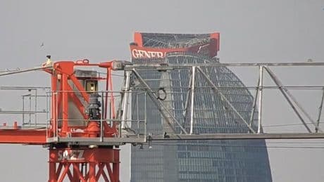 Milano, crolla l’insegna del grattacielo Generali – video