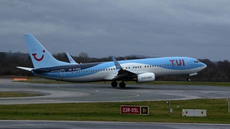 Passagiers 17 uur lang gestrand door rokers in vliegtuig: ’Leek op een oorlogsgebied’