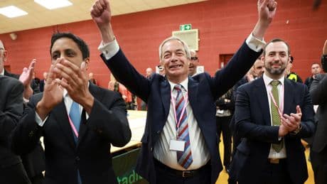La victoria de la derecha populista de Farage en las elecciones locales del Reino Unido siembra los nervios entre laboristas y conservadores