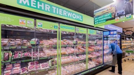 Was Kunden wissen müssen: Aldi sortiert Fleisch-Kühltheke komplett neu - Kritik folgt prompt
