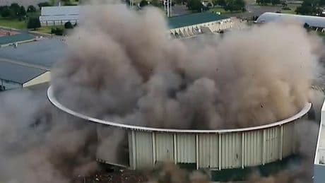 Stadion tegen de vlakte na explosie