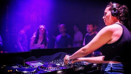 Dj Janika geeft per maand zo’n 300 euro uit aan haar hobby: ’Geeft me energie naast mijn fulltime baan’