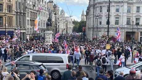Londra'da ırkçı gruplar, ırkçılık karşıtı eyleme saldırdı