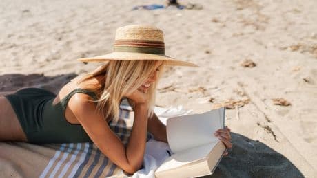 Dieci libri di moda da leggere sotto l’ombrellone