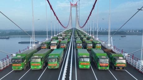 200 Lkw, 9000 Tonnen - Belastungstest für neue Mega-Brücke in China