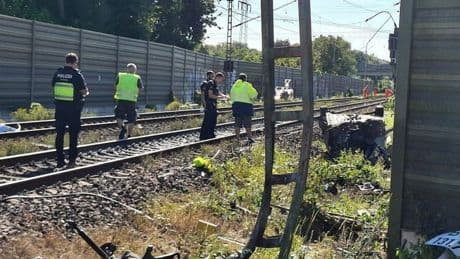 Bremen: Zug rast an Bahnübergang in Hyundai – Teenager stirbt