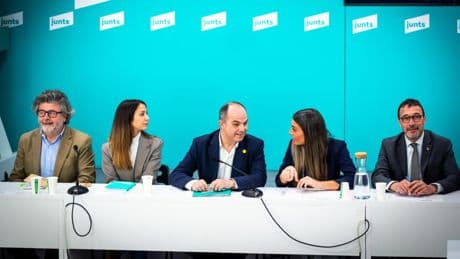 Junts activa la carrera municipal contra la “deconstrucción nacional”