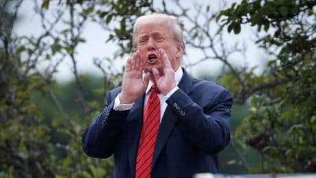 Trump Beyaz Saray'ın çatısına çıktı