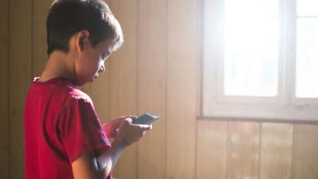 Así afectan las pantallas al cerebro de los niños, según una pediatra experta